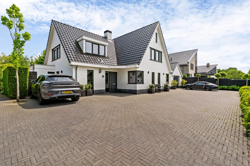 Vrijstaande witte villa met pannendak, ruime oprit en groene tuin, exclusieve woning via Kocken Makelaars in Purmerend