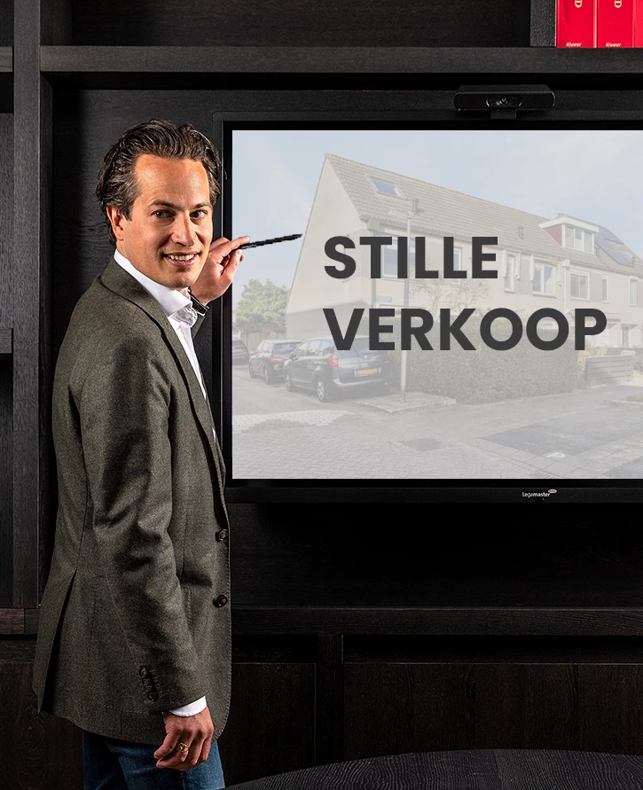 Makelaar van Kocken Makelaars wijst naar een scherm met de tekst Stille verkoop en een woning in Purmerend