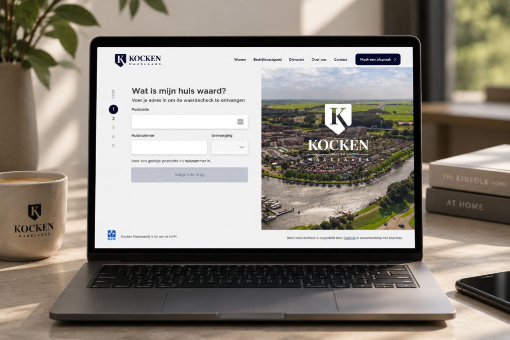 Laptop met de online waardecheck van Kocken Makelaars: Wat is mijn huis waard? Vul je postcode en huisnummer in