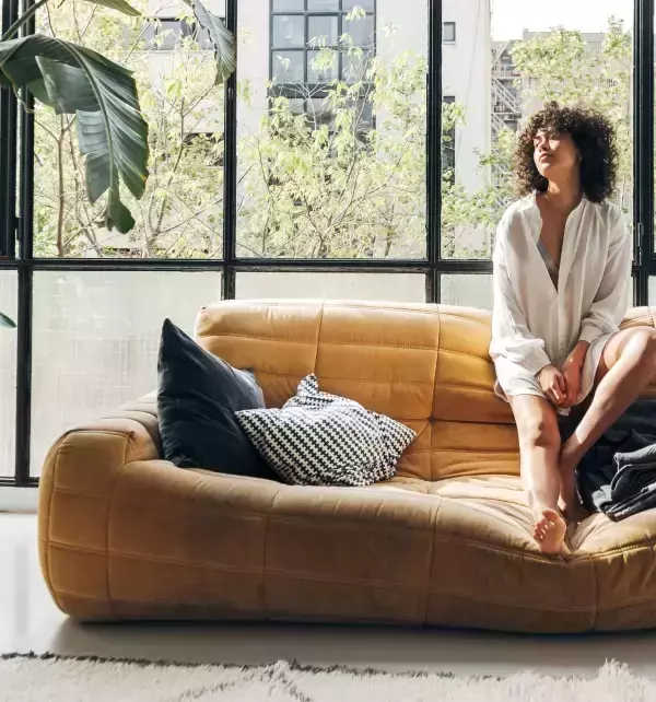 vrouw-in-huiskamer